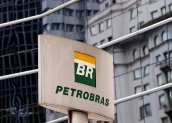 Petrobras (PETR4) avança após descoberta na Bacia de Campos