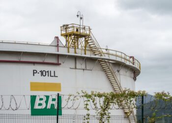 Petrobras (PETR4) lucra R$ 32,7 bi e supera projeções
